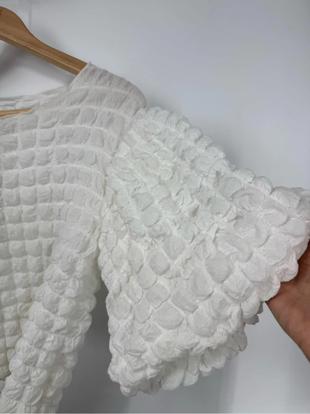 Eri + Ali Textured Puff-Sleeve Top White Textured Bubble Smocked Fitted Size S